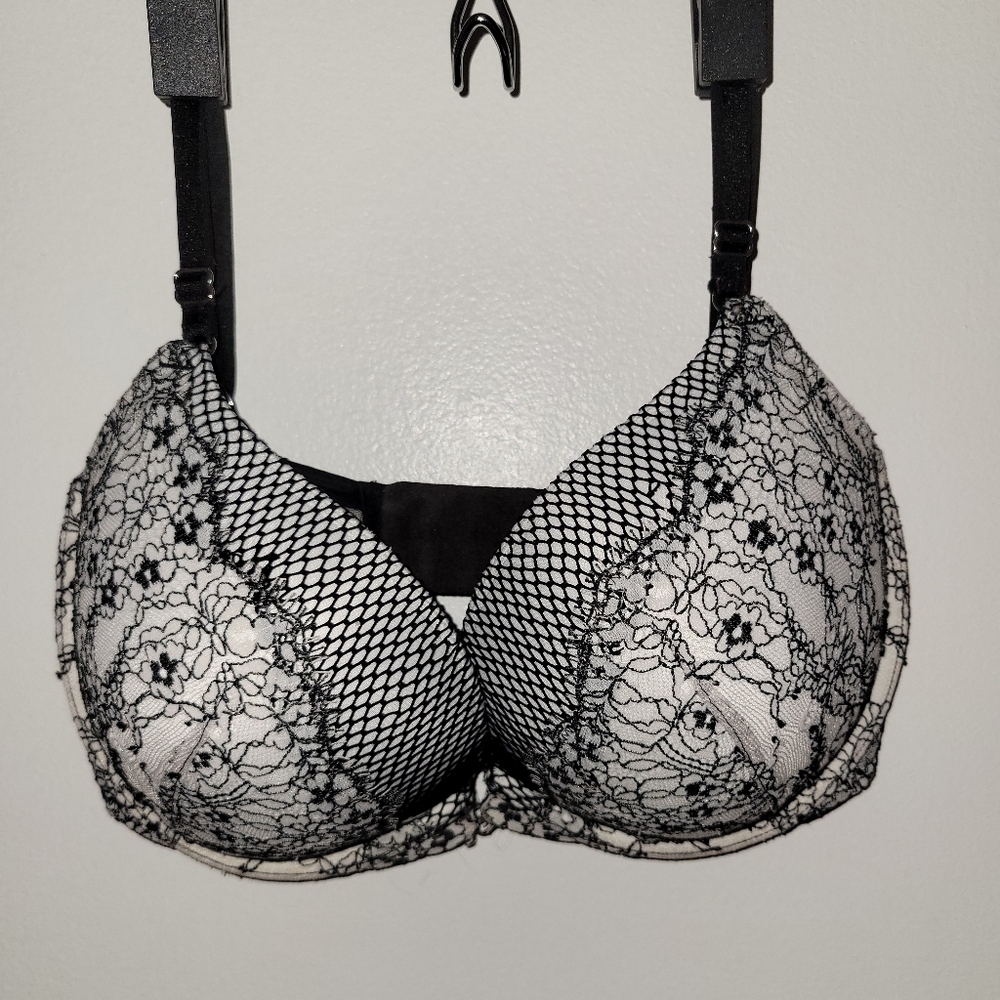 Victoria's Secret 32 DDD bra.
